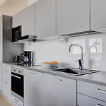 Stylish With Gym & Spacious Balcony By Nordic Collection דירה הלסינקי